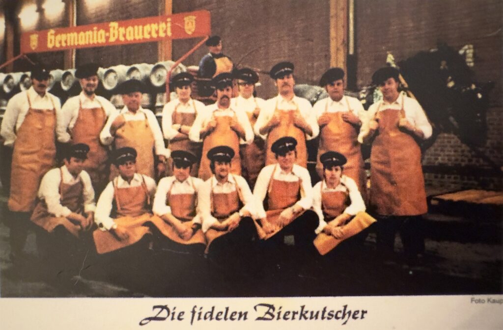Die ‚Fidelen Bierkutscher‘ vor der Germania Brauerei in ihrer ersten Karnevalssession 1973.