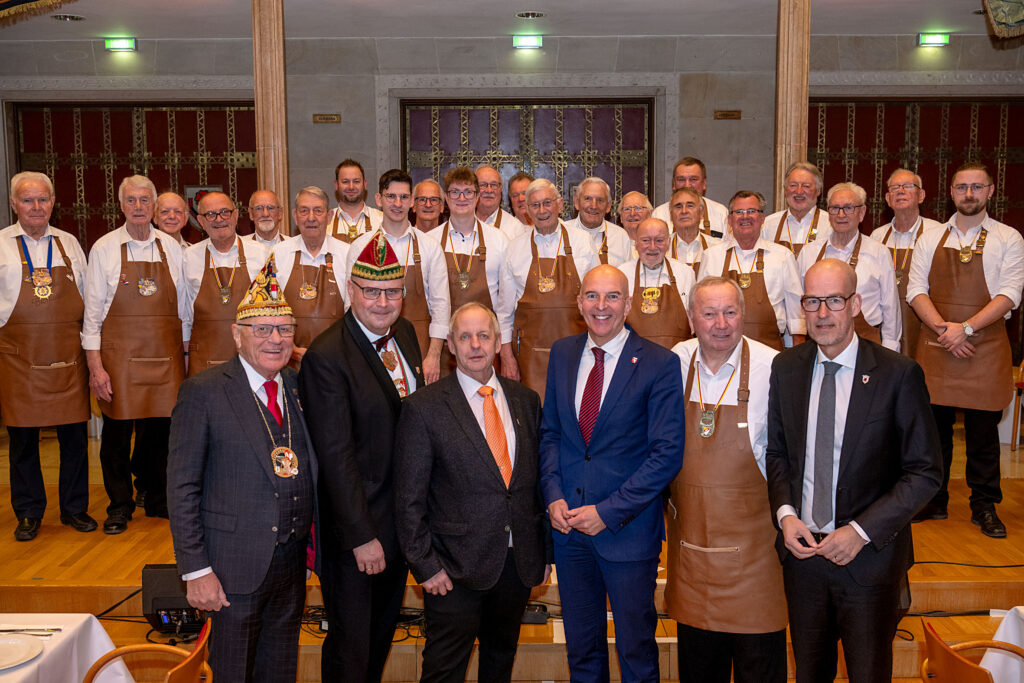 Die ehemaligen und aktuellen Peitschentr&auml;ger mit Bernd Thiek&ouml;tter als mit Mitveranstalter und die fidelen Bierkutscher.