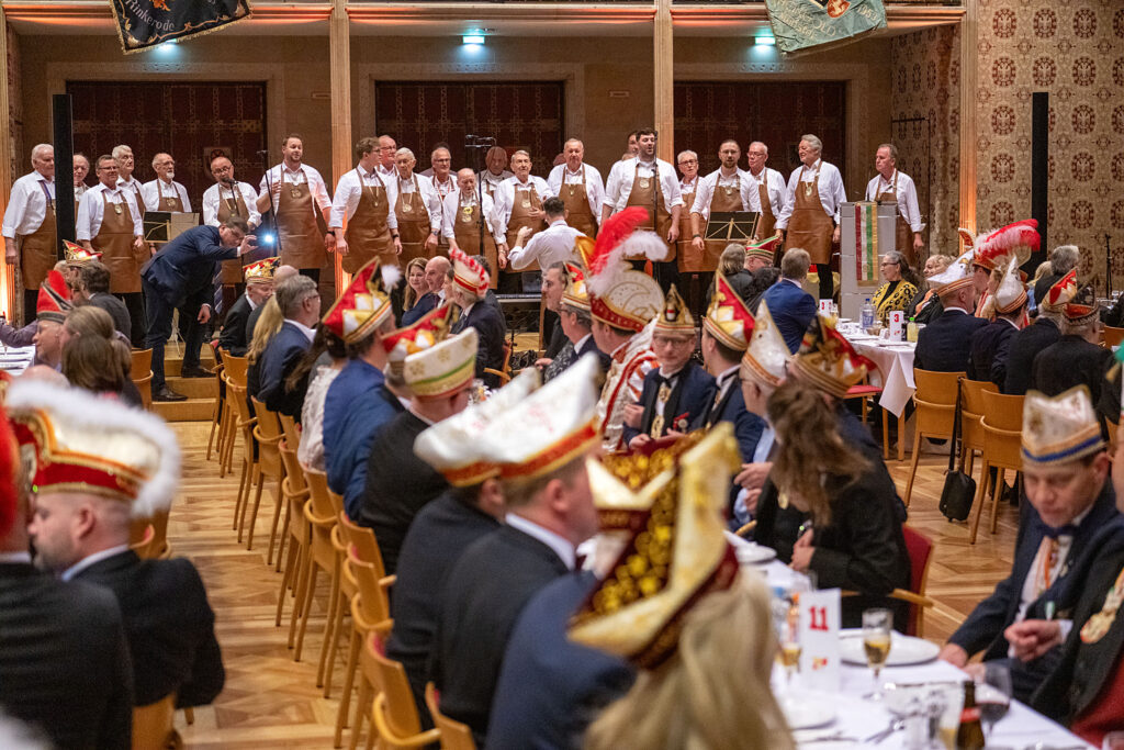 Die fidelen Bierkutschen singen ihre Karnevalslieder von der B&uuml;hne zu einem lauschenden Publikum.