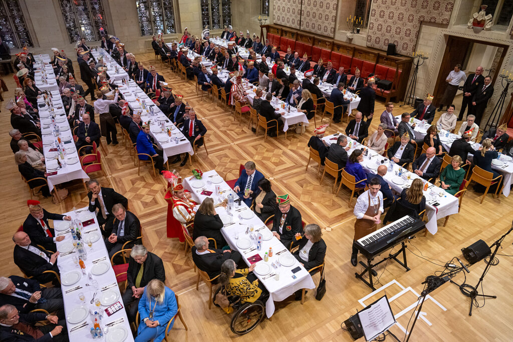 Der gef&uuml;llte Rathaussaal von der Empore fotografiert.