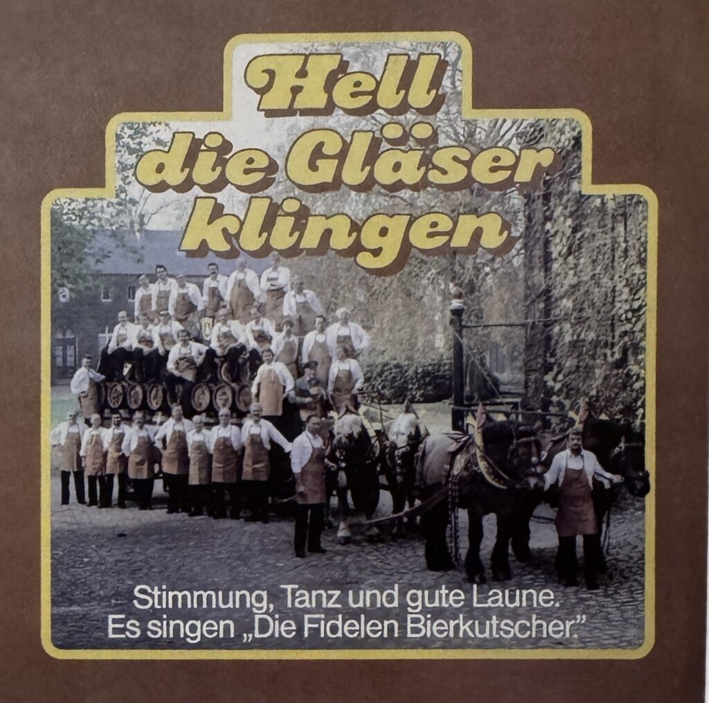 Cover der ersten Schallplatte der ‚Fidelen Bierkutscher‘ mit dem Titel ‚Hell die Gläser klingen‘ (1974), inklusive Untertitel und einem Bild der Gruppe auf einem Pferdewagen voller Bierfässer.