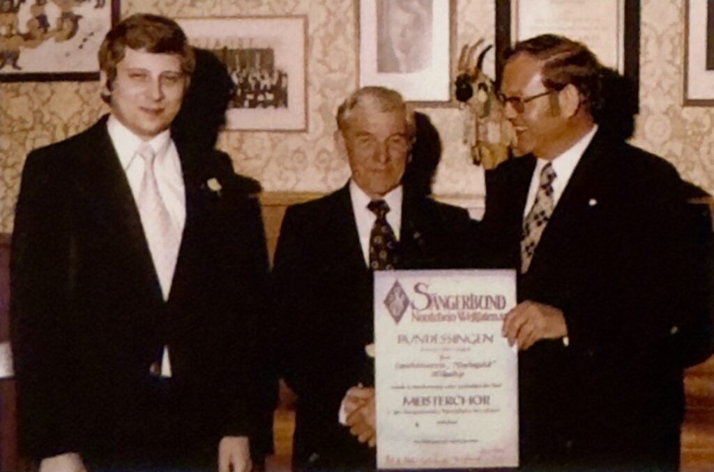 Karl-Heinz Keller, Laurenz Ostrop und Helmut G&uuml;nther mit der Meisterchorurkunde 1975.