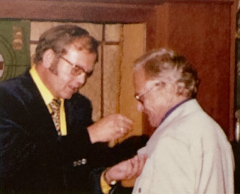 &Uuml;berreichung der Ehrennadel an Quirin Rische durch Helmut G&uuml;nther im Jahr 1976.