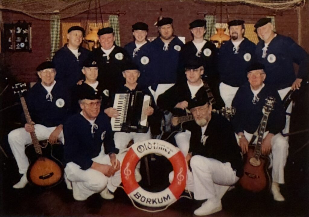 Der Shanty-Chor &sbquo;Oldtimer Borkum&lsquo; im Jahr 1994, mit dem der Quartettverein &sbquo;Rheingold&lsquo; ein gemeinsames Konzert veranstaltete.