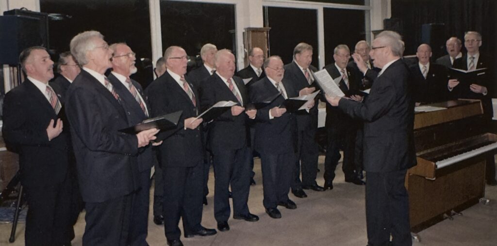 Der Quartettverein &sbquo;Rheingold&lsquo; singt beim Stiftungsfest/Winterfeier im Jahr 2010.