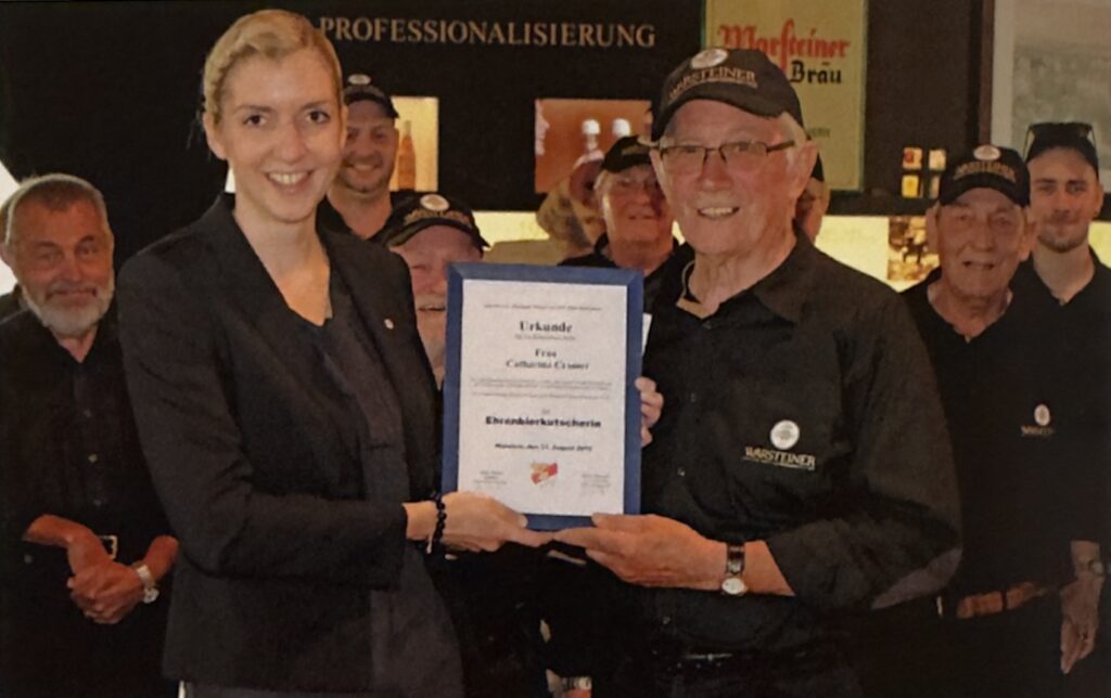 &Uuml;bergabe der Ehrenbierkutscherurkunde an Catharina Cramer in der Warsteiner Brauerei.