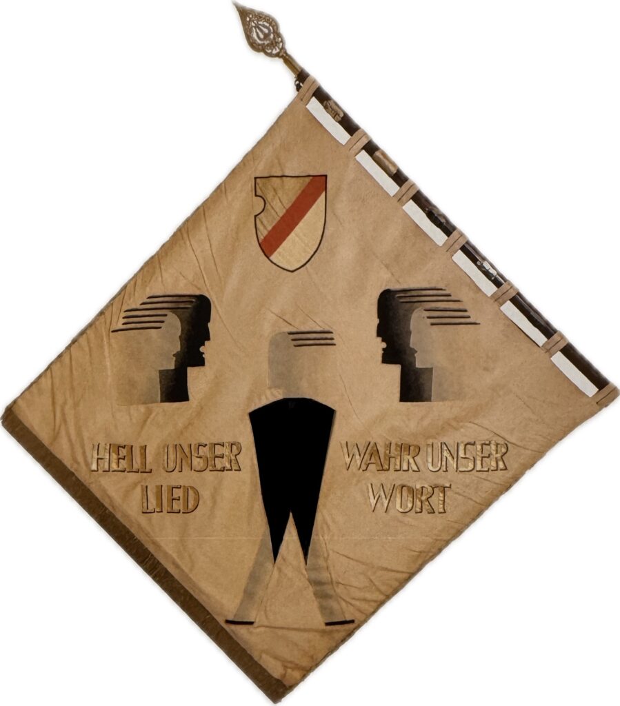 R&uuml;ckseite der Vereinsfahne des Quartettvereins &sbquo;Rheingold&lsquo; M&uuml;nster 1919 mit stilisiertem Chorleiter, S&auml;ngerfiguren und Vereinswappen.