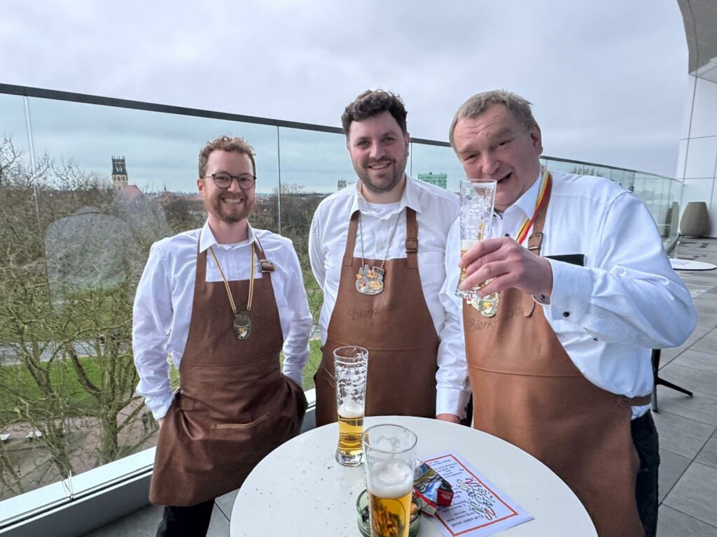 Patrick Wester, Felix Seeberger und Timm Thoss (v.l.) genie&szlig;en das sonnige Wetter auf der Dachterrasse des Atlantic Hotels nach dem Auftritt der Fidelen Bierkutscher beim SKA M&uuml;nster.
