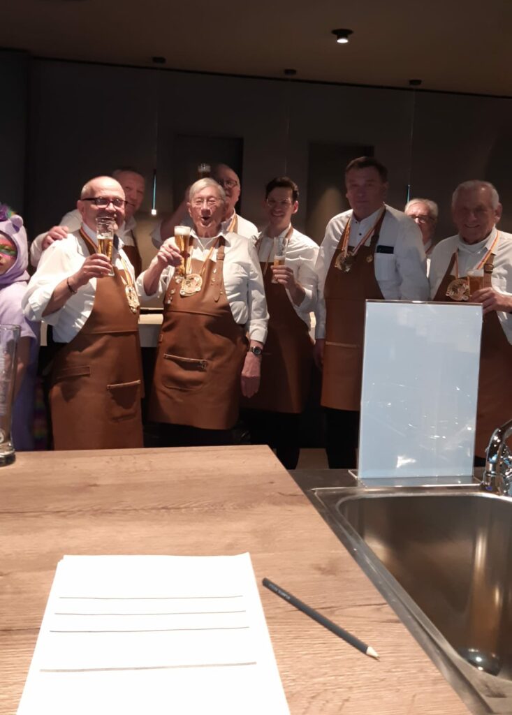 Die Fidelen Bierkutscher genie&szlig;en nach ihrem erfolgreichen Auftritt beim SKA M&uuml;nster ihr wohlverdientes Bier im Atlantic Hotel.