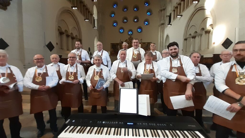 Die Fidelen Bierkutscher singen beim Pontifikalamt im Paulus-Dom zu Münster am 09.02.2025, dirigiert und begleitet von Chorleiter Simon Wiesrecker am Keyboard.